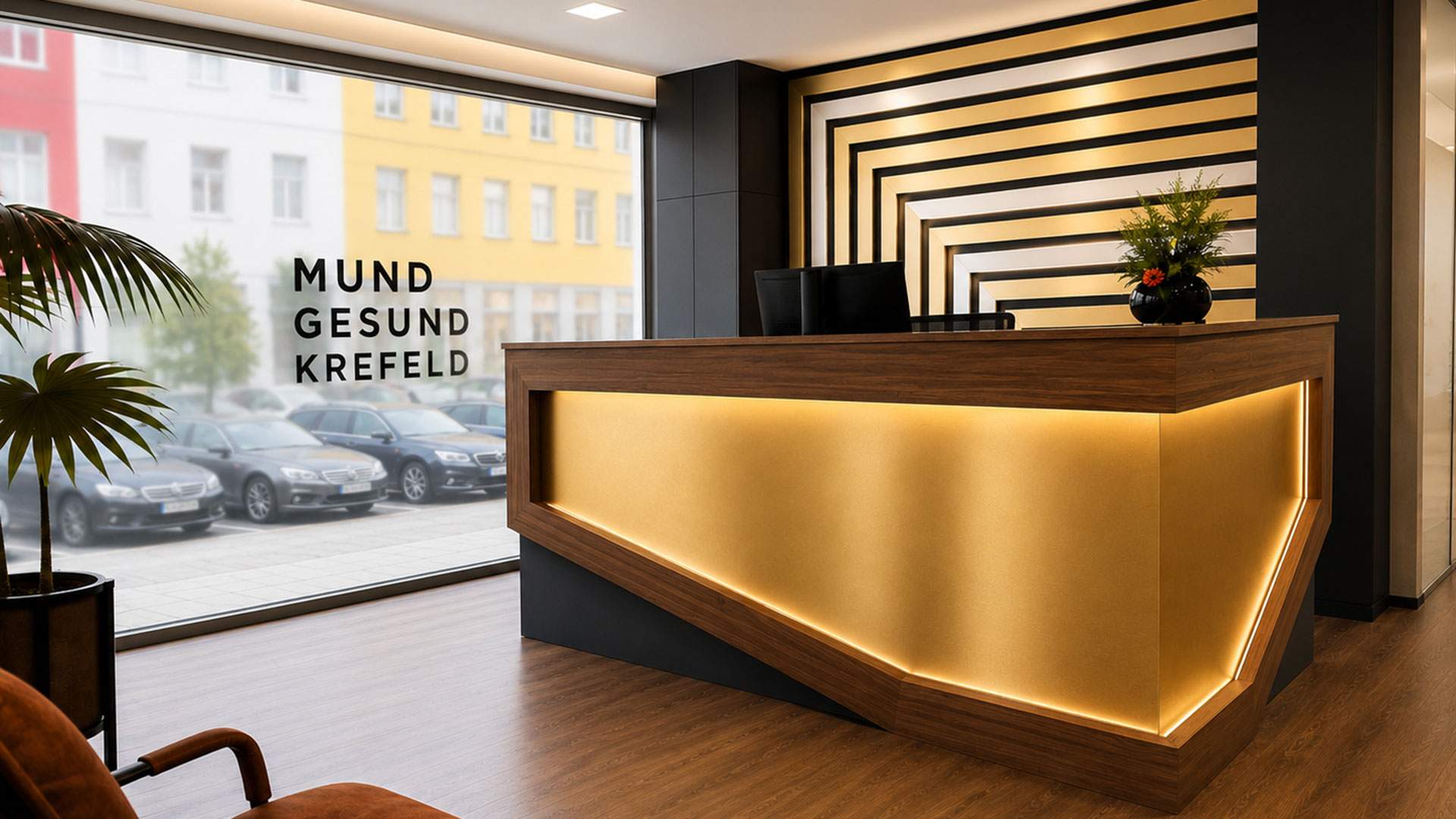 Moderne Rezeption in Schwarz Gold mit Lichtkante und Blumenarrangement￼
