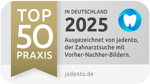 Goldenes Siegel Top 50 Praxis 2025 mit blauem Zahn Symbol und Text