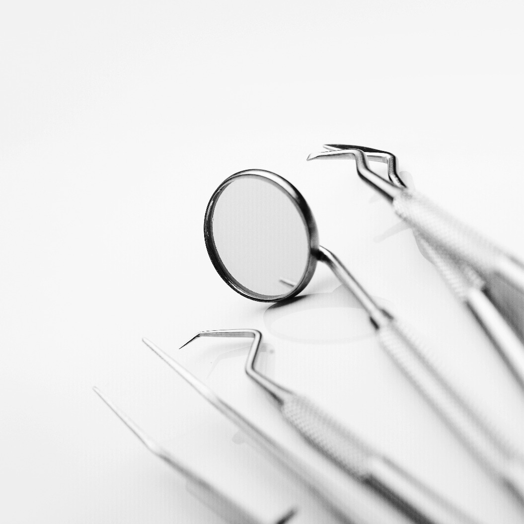 Zahnärztliche Instrumente vor weißem Hintergrund. Konzept aus dem Bereich der Medizintechnik. Zahnhygiene. Behandlungskonzept. Zahnärztliche Instrumente. Zahnärztliche Ausrüstung.