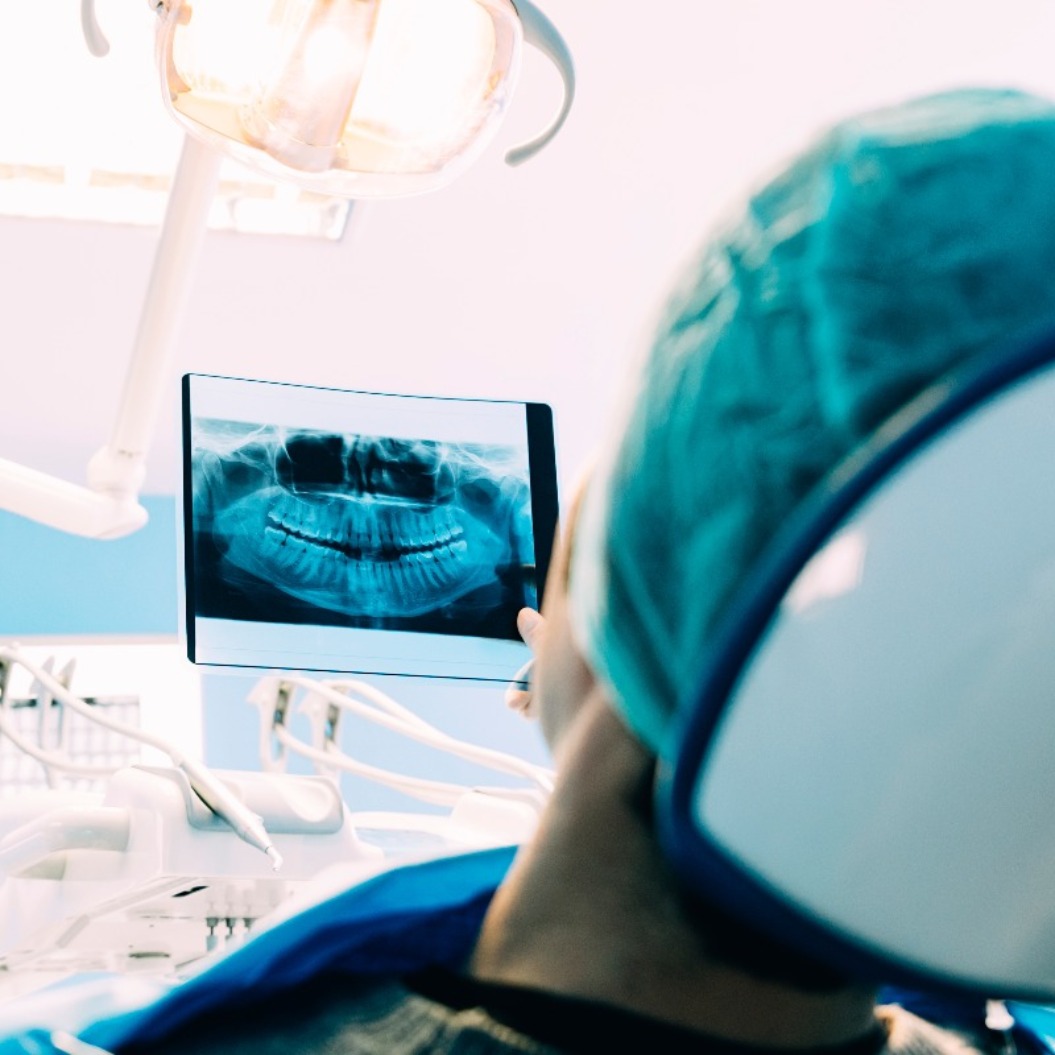 Eine Ärztin unterhält sich mit ihrer Patientin und erläutert ihr eine Röntgenaufnahme.