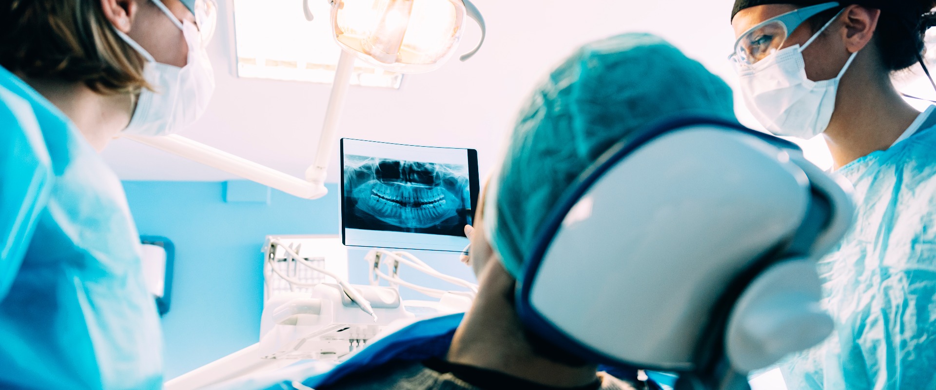 Eine Ärztin unterhält sich mit ihrer Patientin und erläutert ihr eine Röntgenaufnahme.