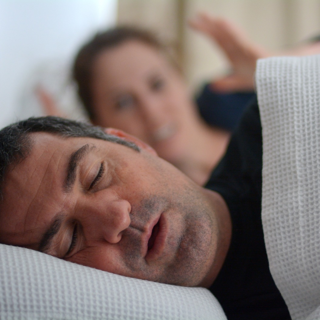 Eine Frau leidet darunter, dass ihr Partner im Bett schnarcht